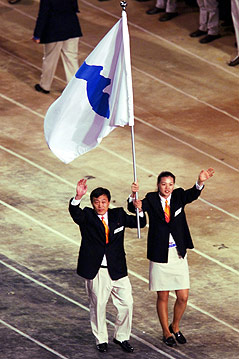 © APA/AP/Rusty Kennedy Nordkoreanische und Südkoreanische Athleten beim Einzug, 2000