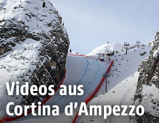 Skifahrerin auf der Abfahrt in Cortina