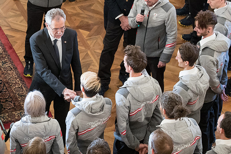 Bundespräsident Alexander Van der Bellen gratuliert den Athleten