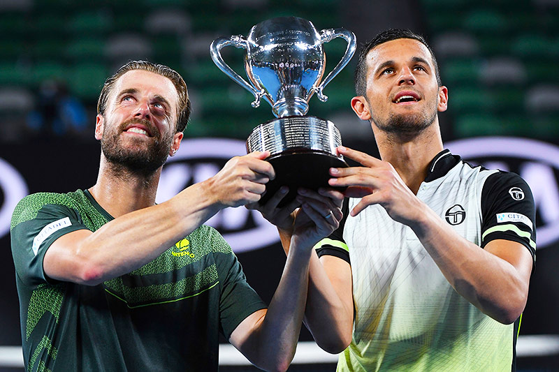 Oliver Marach und Mate Pavic mit Trophäe