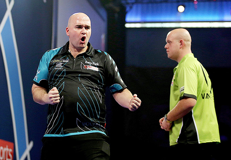 © AP/PA/Steven Paston Rob Cross (Großbritannien) und Michael van Gerwen (Niederlande)