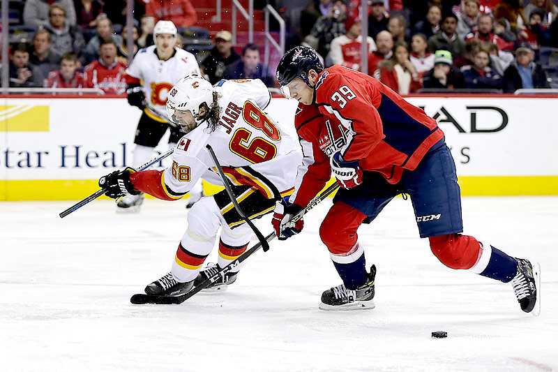 Jaromir Jagr (Calgary) und Alex Chiasson (Washington)