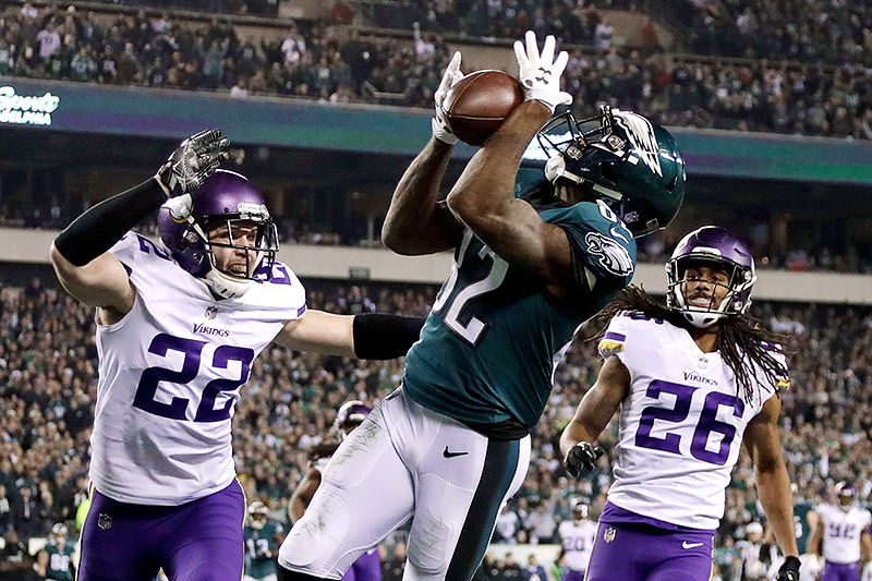 Torrey Smith (Philadelphia Eagles) fängt einen Pass vor den verteidigern Trae Waynes und Harrison Smith (beide Minnesota Vikings)