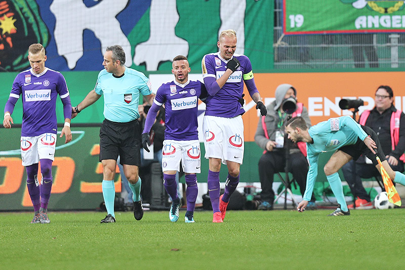 Christoph Monschein (A.Wien), Schiedsrichter Rene Eisner, Lucas Venuto (A.Wien) und Raphael Holzhauser (A.Wien)