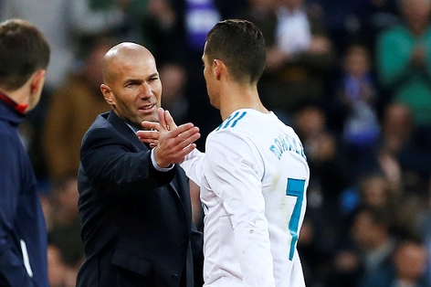© Reuters/Javier Barbancho Real-Coach Zinedine Zidane und Cristiano Ronaldo