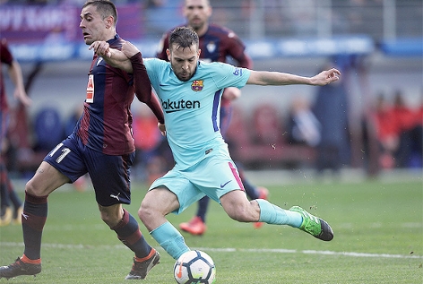 © Reuters/Vincent West Jordi Alba (Barcelona) und Ruben Pena (Eibar)
