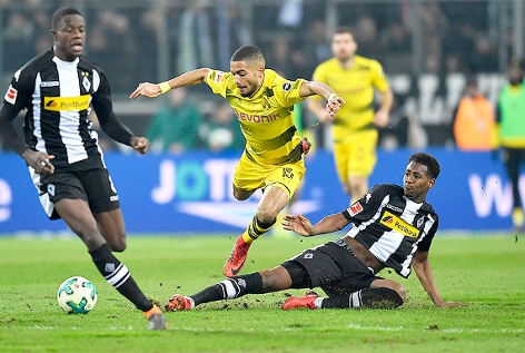 © APA/AP/Martin Meissner Reece Oxford (Mönchengladbach ) und Jeremy Toljan (Dortmund)