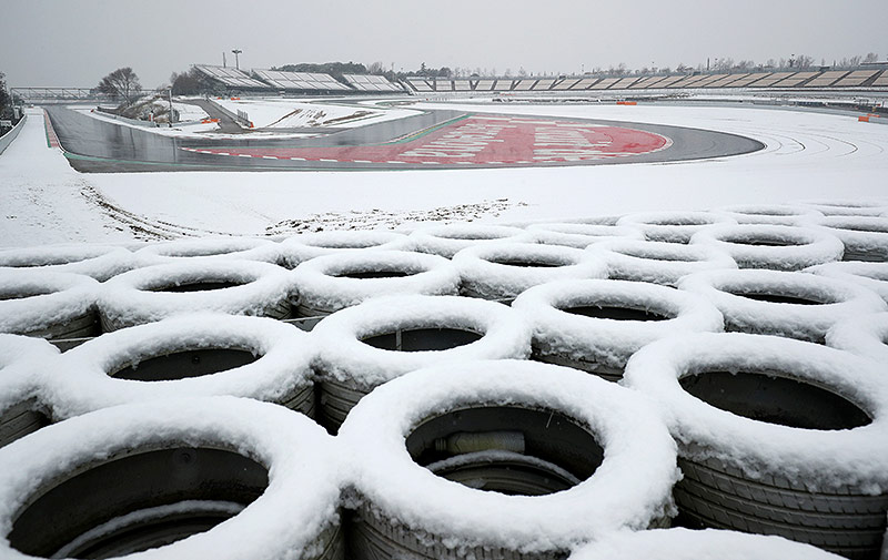Verschneite Formel 1 Strecke in Barcelona