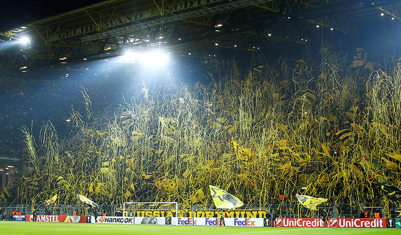 © Reuters/Leon Kuegeler BVB-Fans im Signal Iduna Park