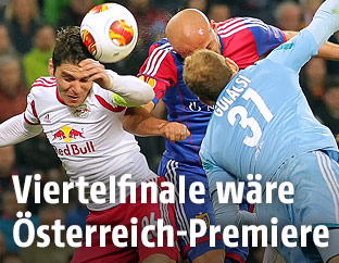 Archivbild aus dem Jahr 2014 zeigt Jonatan Soriano Casas (FC Red Bull Salzburg), Arlind Ajeti (FC Basel) und Peter Gulacsi (FC Red Bull Salzburg)
