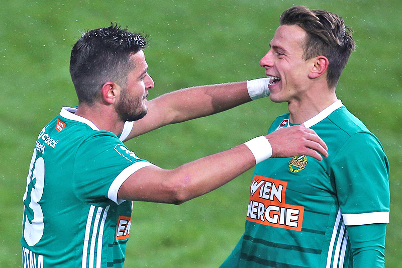 © GEPA/Philipp Brem Jubel der Rapid-Spieler Giorgi Kvilitaia und Stefan Schwab