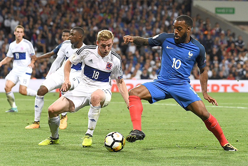 Alexandre Lacazette (Frankreich) und Laurent Jans (Luxemburg)