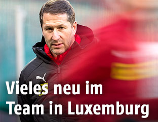 Frank Foda mit Spielern beim Training