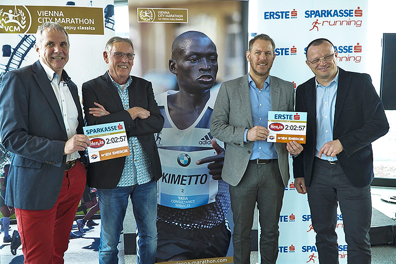 Wolfgang Konrad, Gerard van de Veen, Mario Stadler, Gerhard Wehr bei der Präsentation des Weltrekordlers Dennis Kimetto.