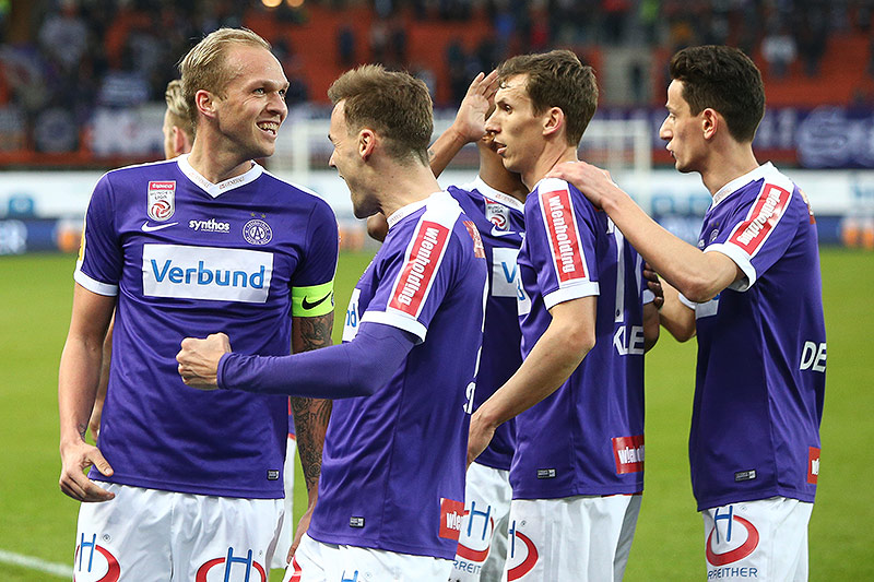Raphael Holzhauser jubelt mit Mitspielern