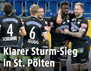 Sturm-Spieler jubeln