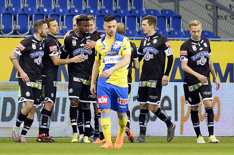 Sturm-Spieler jubeln