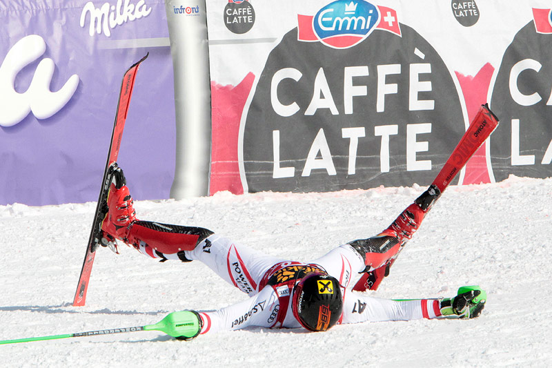 © Reuters/Borut Zivulovic Marcel Hirscher liegt jubelnd im Schnee