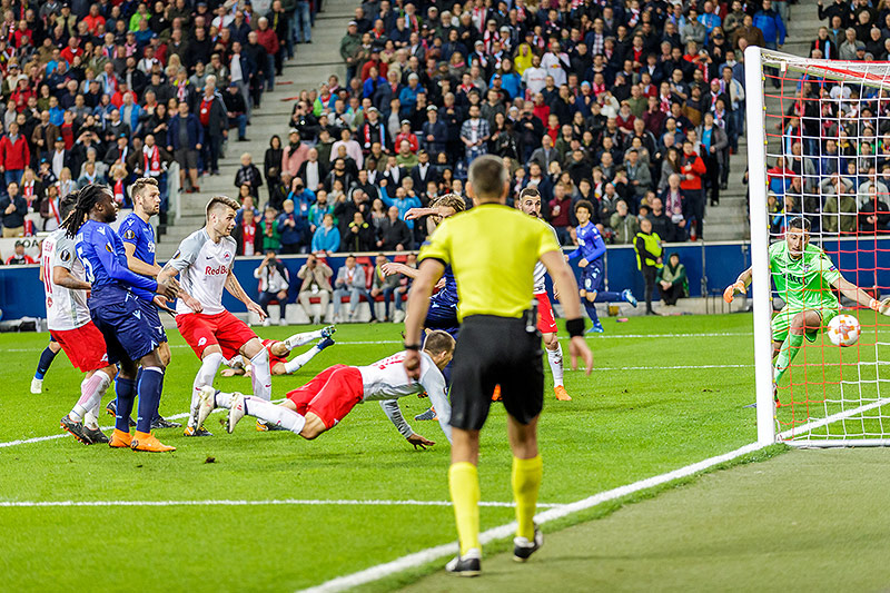 Stefan Lainer (Salzburg) schießt ein Tor gegen Lazio Rom