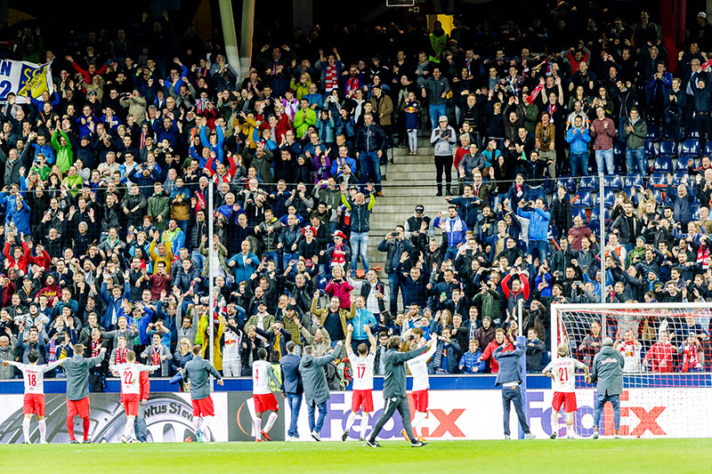 Salzburg-Spieler jubeln mit Fans