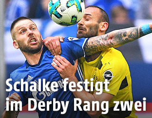 Guido Burgstaller (Schalke) und Oemer Toprak (Dortmund)