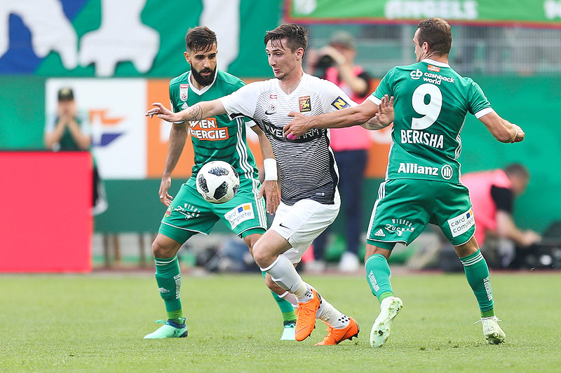 © GEPA/Philipp Brem Lucas Galvao (Rapid), Marin Jakolis (Admira) und Veton Berisha (Rapid)