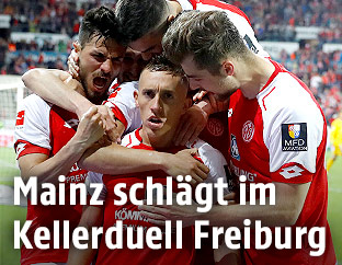 Pablo de Blasis (Mainz) jubelt mit seinen Mitspielern