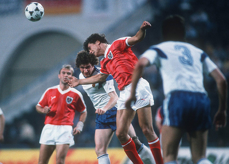 © GEPA/Witters/Valeria Witters Andreas Trautmann (DDR) und Anton Polster (AUT)