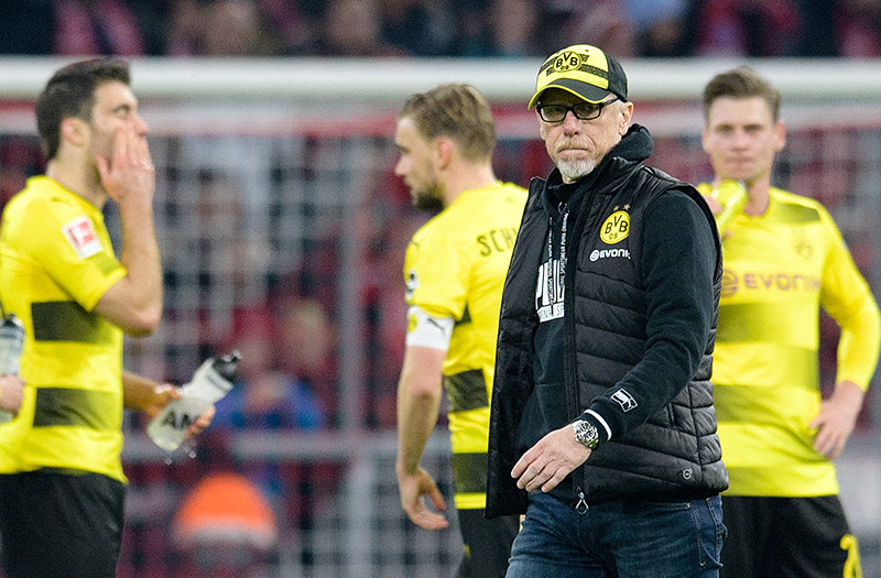 © APA/Matthias Balk Peter Stöger mit BVB-Spielern