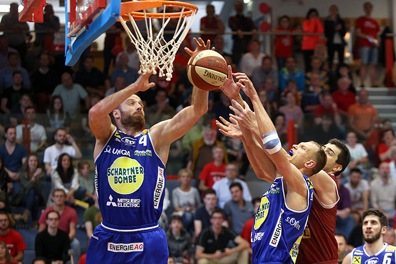 Enis Murati (Swans), Povilas Gaidys (Swans) und Jozo Brkic (Traiskirchen)
