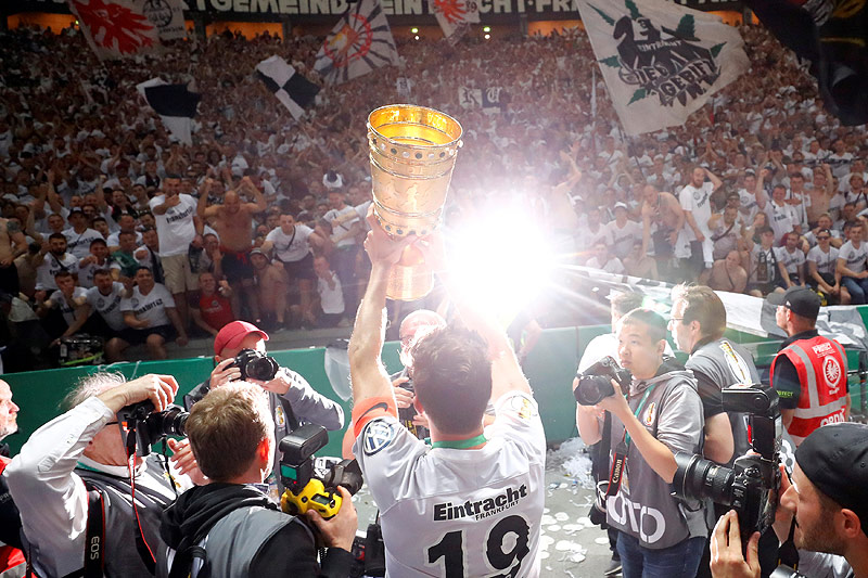 © Reuters/Kai Pfaffenbach David Abraham jubelt mit DFB-Pokal