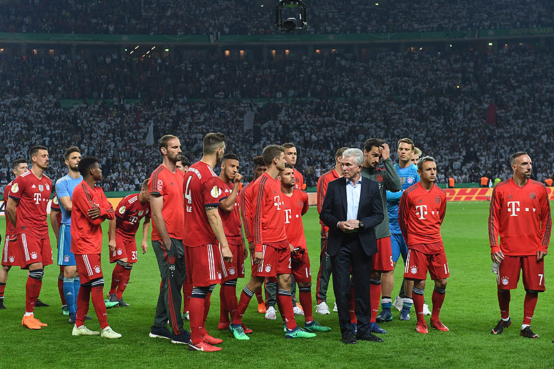 © APA/AFP/Christof Stache Trainer Jupp Heynckes (Bayern) und Spieler