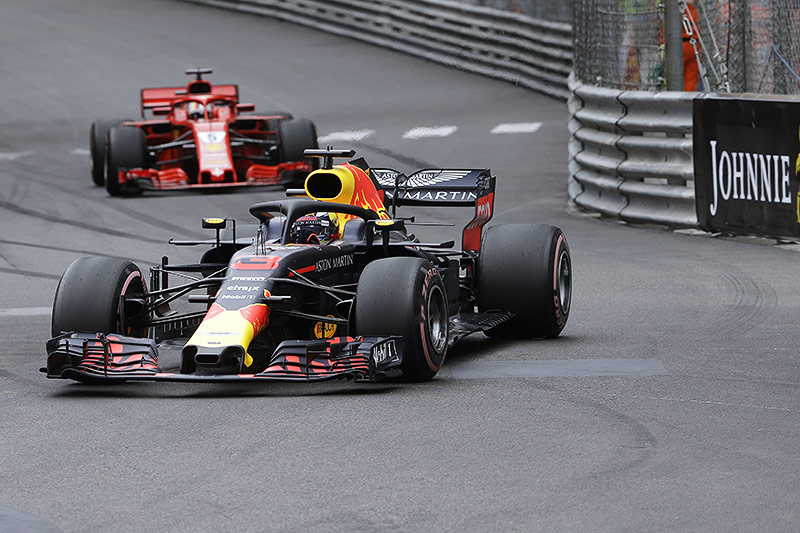 © APA/AP/Luca Bruno Daniel Ricciardo (AUS/Red Bull) und Sebastian Vettel (GER/Ferrari) auf der Rennstrecke von Monaco
