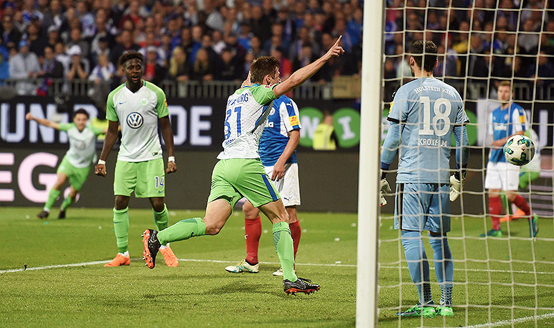 © Reuters/Fabian Bimmer Robin Knoche (Wolfsburg) jubelt