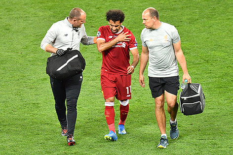 © APA/AFP/Sergei Supinsky Mohamed Salah (Liverpool) hält sich schmerzverzerrt die Schulter