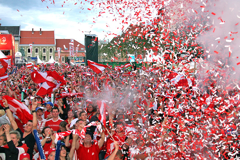 Österreichische Fans in der Fanzone Klagenfurt bei der Euro 2008
