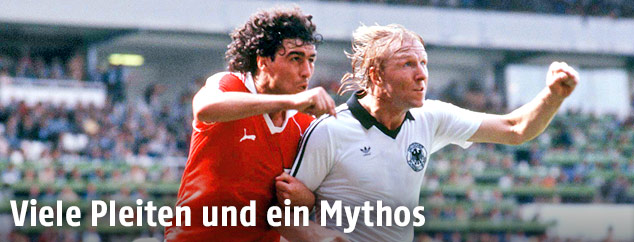 Bruno Pezzey (AUT) und Horst Hrubesch (GER) beid er Fu&szlig;ball-WM 1982
