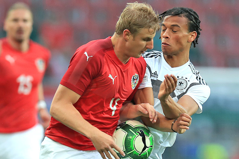 Martin Hinteregger (Österreich) und Leroy Sane (Deutschland)