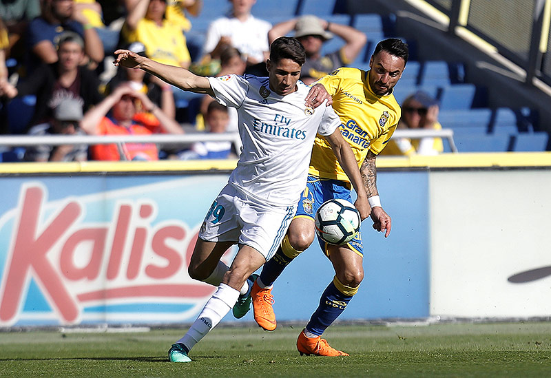 © Reuters/Santiago Ferrero Achraf Hakimi (Real Madrid) gegen Momo (Las Palmas)
