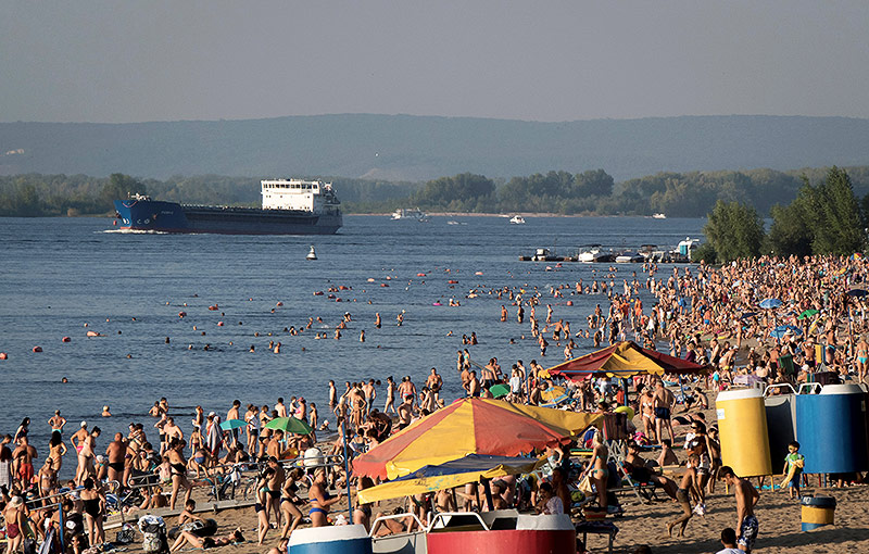 © APA/AFP/Mladen Antonov Menschen baden am Strand nahe Samara in der Wolga