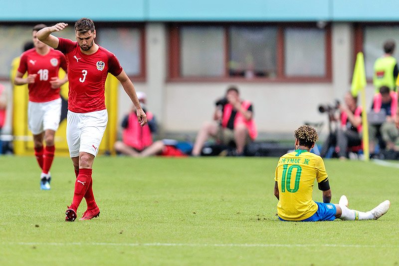 © ORF.at/Dominique Hammer Neymar (Brasilien) sitzt neben einem erbosten Aleksandar Dragovic (Österreich) am Boden