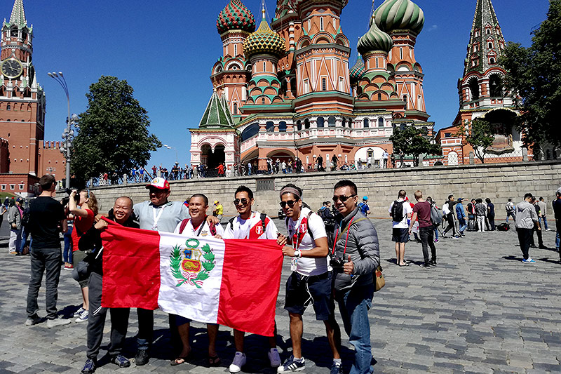 © ORF.at/Harald Hofstetter Peruanische Fans vor der Basilius-Kathedrale in Moskau