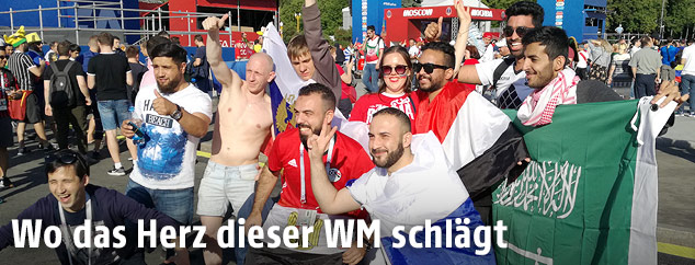 Fans verschiedener Nationen in der Fanzone in Moskau