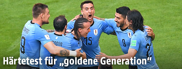 Uruguays Teamspieler stehen in einer Gruppe beisammen