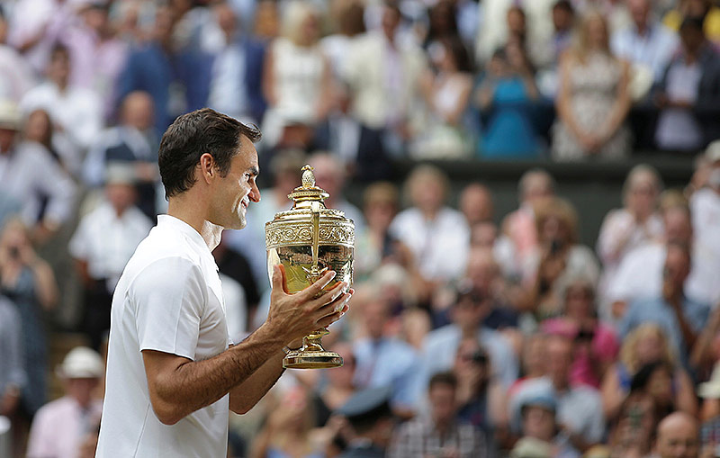 Wimbledon-Sieger 2017 Roger Federer mit Pokal