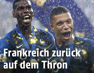 Paul Pogba und Kylian Mbappe jubeln