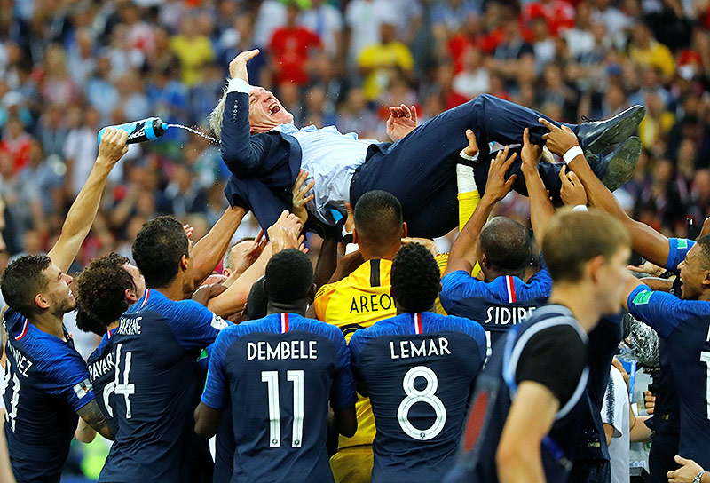 © Reuters/Kai Pfaffenbach Didier Deschamps wird von seinen Spielern hochgeschupft