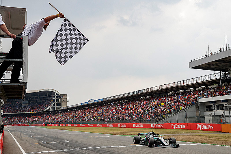 Zieleinfahrt des britischen F1-Fahrers Lewis Hamilton (Mercedes) am Hockenheimring