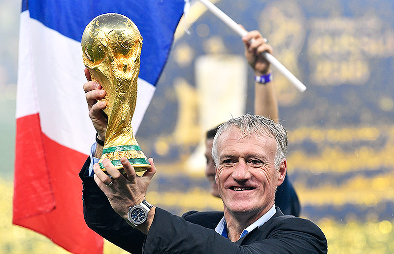 Französischer Trainer Didier Deschamps mit WM-Pokal