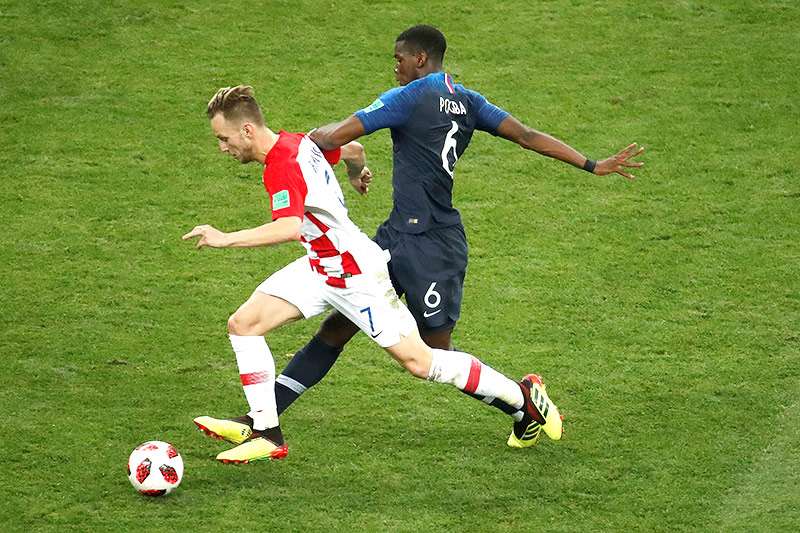 © Reuters/Christian Hartmann Ivan Rakitic gegen Paul Pogba